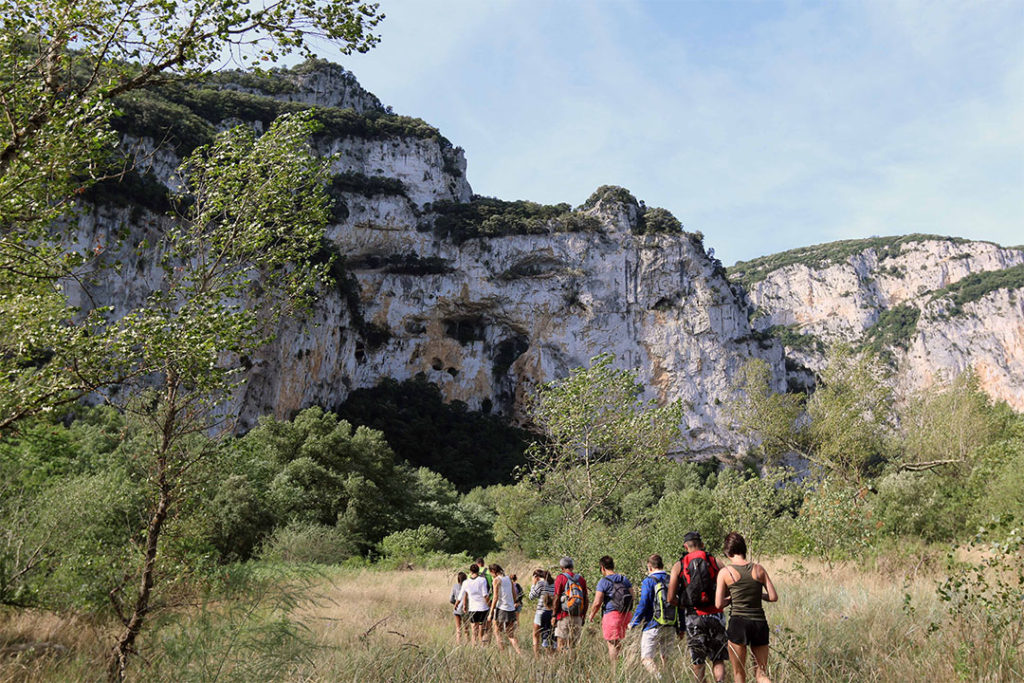 Randonnée-nature-au-bord-de-l'Ardèche-organisée-par-le-Syndicat-de-gestion-des-Gorges-de-l'Ardèche-©-Sébastien-Gayet-Pont-d'Arc-Ardèche